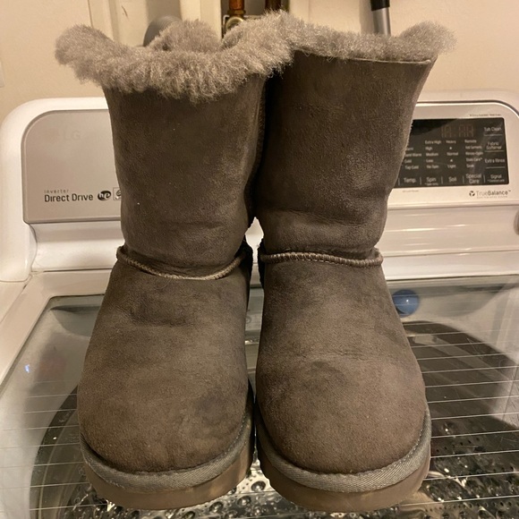 *SOLD* UGG Bailey Bow Short Ruffle in Charcoal - Picture 4 of 7